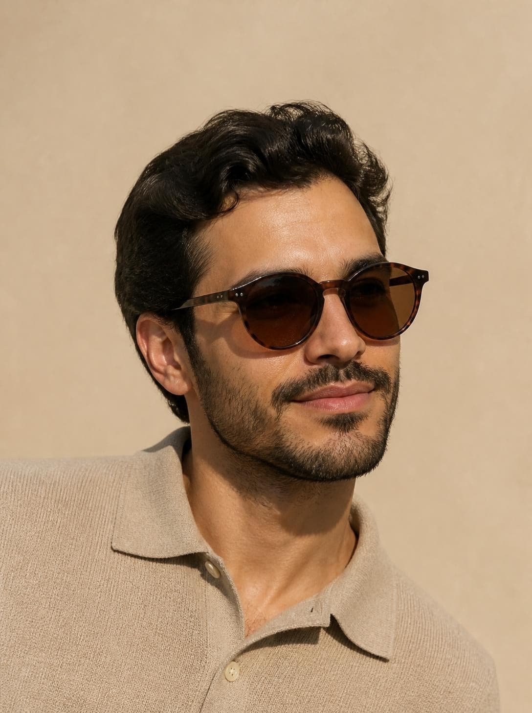 Hombre con lentes redondos de carey