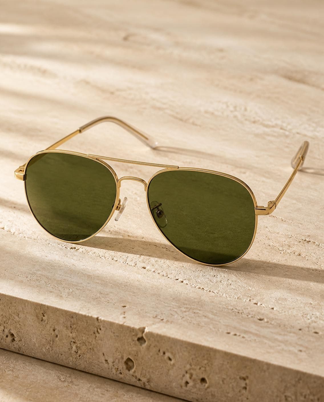 Ray-Ban Aviator Classic en oro con cristales verdes G-15, vista 3/4